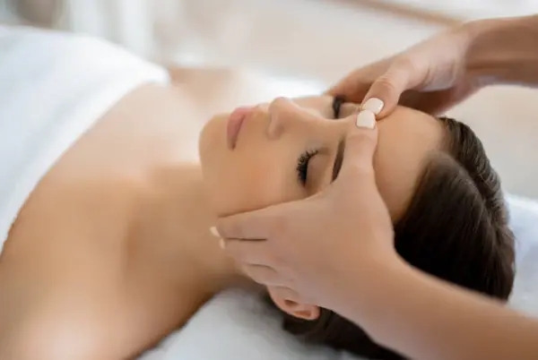 klassische Kopf-Gesicht-Nacken Massage